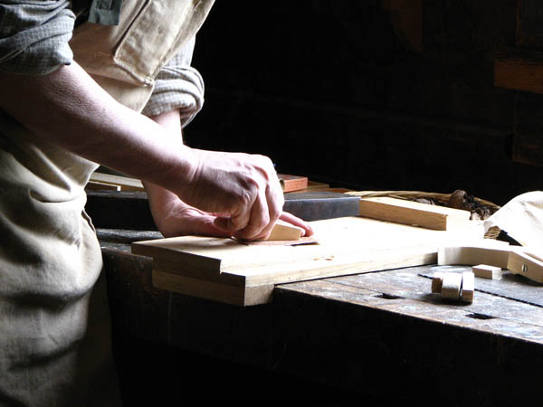 Nuestro equipo de profesionales cuenta  con muchos años de contrastada <strong>experiencia</strong> en el sector de la <strong>carpintería de madera en Saus, Camallera i Llampaies</strong>.